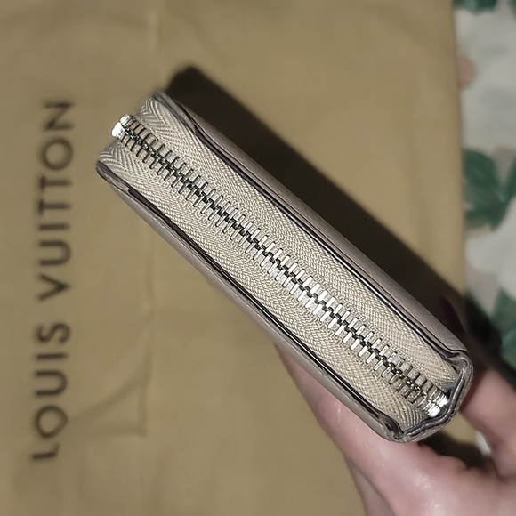 Louis Vuitton Grained Veau Cachemire Comete V Zippy Wallet Grey MI3165 +Dust Bag - Picture 8 of 15